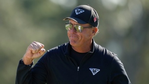 Mickelson sizzles with 7-under 65 in final round of Masters