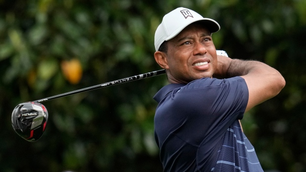 Woods battles rainy conditions at Masters, hovering around cut line